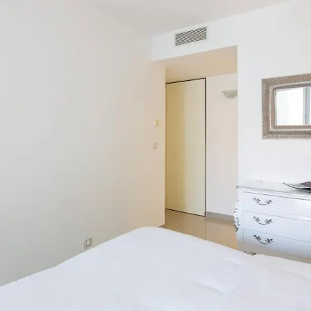 Apartment Martinez Area: Modern 3 Bedrooms W/ Terrace *